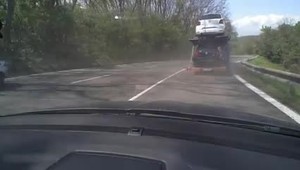 VIDEO: Keď kamionista dostane počas jazdy defekt