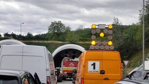 V tuneli Sitina sa zrazilo 13 áut a kamión. Bratislavu paralyzujú kolóny