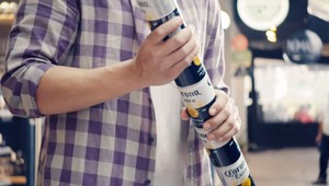 Skrutkovacie plechovky: Corona odstránila prebytočný plastový odpad geniálnou metódou