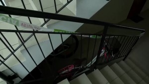 Kúpil si nôž a mamičku malých detí šiel popraviť priamo pred ich očami. Obvinený sa postavil pred súd