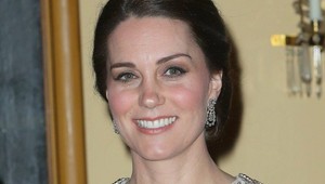 Tehotná Kate má potetovanú ruku. Čo na to protokol?