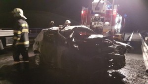 Pri predbiehaní došlo k čelnej zrážke. Jeden z vodičov zhorel v aute