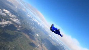 Vyskočil z lietadla, na zem dopadlo telo bez hlavy