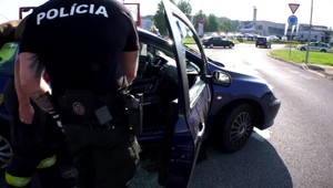 Dráma na križovatke vo Zvolene: Žena odmietala opustiť auto a na sedadle mala nôž, zasahovali policajti aj hasiči