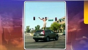 Naháč ukradol auto a niekoľkokrát havaroval...