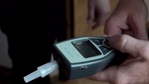 Kuriózny prípad zo Spiša: Mladú Košičanku chytili dvakrát pod vplyvom a v župane