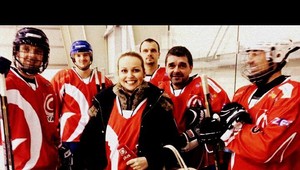 Hokejový súboj snov. Keď televízni amatéri profíkom konkurujú...