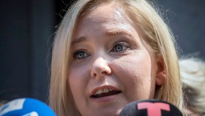 Zomrela Epsteinova obeť, ktorá obvinila zo zneužívania aj syna kráľovnej Alžbety