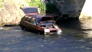 Vodička netrafila most, zaparkovala v rieke. Môže za to slnko