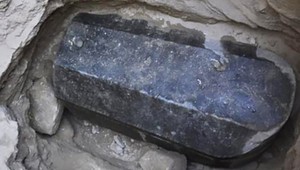 Archeológovia našli záhadný čierny sarkofág: Keď ho otvorili, ostali zdesení