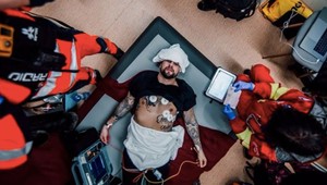 Kolaps počas koncertu! Českého rapera museli napojiť na prístroje!