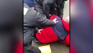 Za nakrúcanie policajného zásahu môžete ísť v zahraničí aj na súd. Problémom môžu byť aj autokamery