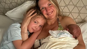 Britka si myslela, že má otravu jedlom. Na toalete porodila bábätko