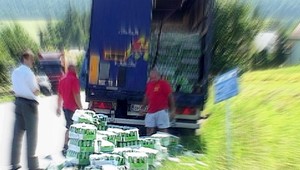 Z kamióna popadalo pivo a miestni sa len smutne prizerali