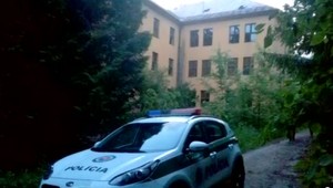 Záhadná smrť v Brezne. V opustených kasárňach našli telo 48-ročného muža