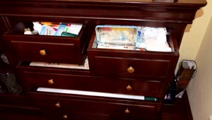 Lúpež domu za desiatky tisíc eur. Polícia pátra po totožnosti muža