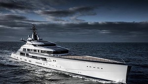 Pracháč si kúpil "hračku" za miliardy: Na jachte má bazén, plážový klub aj dva helipady