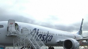 Lietadlo muselo núdzovo pristáť po tom, ako sa odtrhla časť trupu