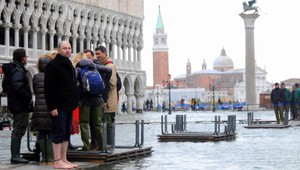 Benátky zaplavila voda, evakuovali desiatky ľudí