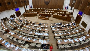 Poslanci schválili balík vládnych zákonov na pomoc Ukrajine. Proti hlasovalo 38 členov opozície