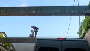 Muž sa rozhodol, že si oddýchne na netradičnom mieste. Zaspal priamo nad frekventovanou cestou