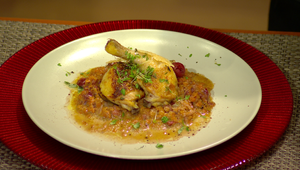 Jarné kuriatko na červenej šošovici s višňami