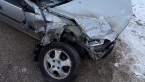 Poľadovica potrápila ťahače. Prvý skončil v osobnom aute, druhý mimo cesty