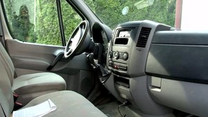 Zlodej ukradol z auta navigáciu a rádio, našli jeho DNA