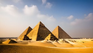 Z piesku vedľa egyptských pyramíd vykopali gigantickú vec