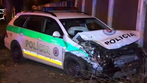 Vodič (56) skrížil policajtom cestu, zdemoloval im auto