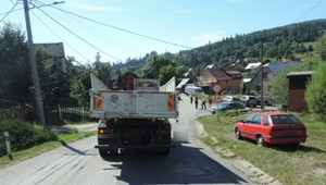 Smrteľná nehoda na cestách: 64-ročný chodec vošiel do jazdnej dráhy nákladnému vozidlu