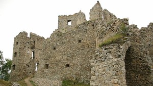 Zlodeji úradovali na zrúcanine hradu Hrušov, ukradli náradie