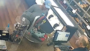 Tak toto by ste nečakali! Vkročil do záložne s bábätkom, položil ho na pult a spýtal sa, za koľko by ho mohol založiť