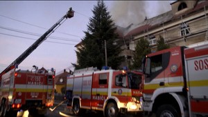 Rodiny, ktoré prišli o strechu nad hlavou, hovoria o zlyhaní. Pomôcť mali aj maďarskí hasiči