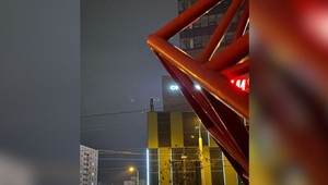 Muž stál na parapetnej doske a plakal, že chce skočiť. Od policajtov žiadal pivo a cigarety