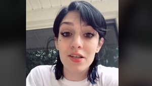 Z kaderníctva utekala s plačom: Z 1000 eurových príčeskov jej na hlave ostalo TOTO