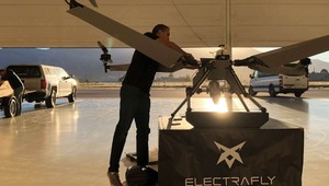 Nadšenec si postavil lietajúcu raketoelektromotorku