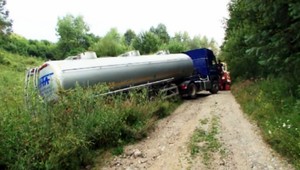 Navigácia poslala kamión na lesnú cestu, museli ho vytiahnuť