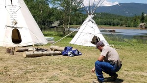 Zobudil sa na nepríjemný zvuk, keď sa mu do hlavy zahryzol medveď