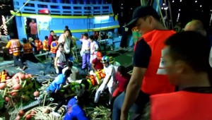 Po stroskotaní lode v Thajsku, hlásia úrady stále desiatky nezvestných. Dramaticky rastie aj počet obetí