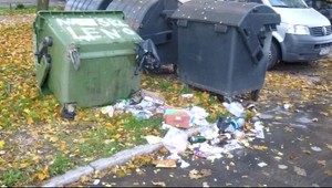 Na policajta zaútočili výtržníci, ktorí demolovali kontajnery