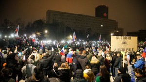 Protesty ONLINE: Pri demonštráciách po explóziách delobuchov utrpeli popáleniny dvaja policajti