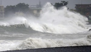Na letisku v Tokiu uviazli členovia slovenského speváckeho zboru. Od mora sa prirútil mohutný tajfún