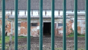 Pri práci na družstve mu stroj amputoval ruku. Spôsobil si úraz sám?