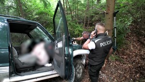 Vodič s dvomi promile sa zrútil s autom do hlbokej rokliny. Mal šťastie, že tam akurát pracovali lesní robotníci