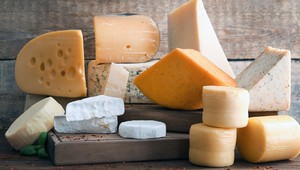 Tento desivo vyzerajúci cheesburger dostane každého milovníka syrov