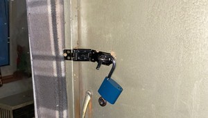 Vlastné deti mali biť remeňom a držať o hlade. Rodičia sa vrátili domov