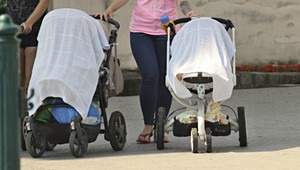 Chránite bábätko v kočíku pred slnkom? Pozor, plátenou plienkou mu môžete akurát uškodiť!