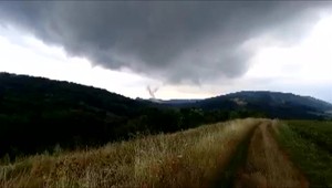 Hrôza na východnom Slovensku. Tornádo strhlo niekoľko striech