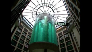 V centre Berlína prasklo obrovské akvárium. Ulice zaplavila voda